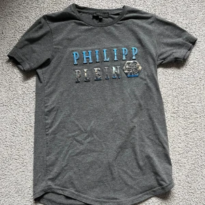 Philip plein T-shirt  - Tja, säljer denna Philipp plein T-shirt då jag vuxit ur den.  Den är i storlek 158-164 och inga fel på den. Använd ett få tal gånger då jag var rädd att förstöra den då den är riktig. Kvitto finns tyvärr inte då jag var liten och tänkte de behövs it.