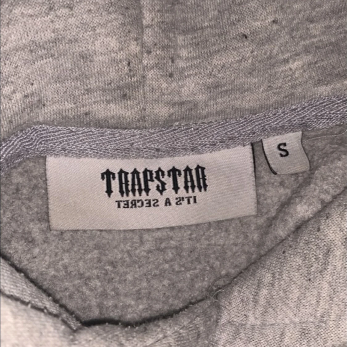 Grå hoodie från Trapstar London Shooters - 2