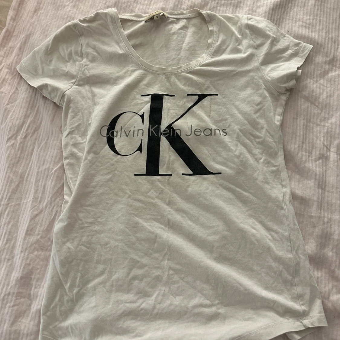 Vit t-shirt från Calvin Klein Jeans