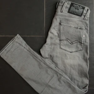Replay anbass - Tjena säljer dessa snygga replay jeans som är storlek 30 i midjan och i längden är det 32 hör av dig vid minsta fråga.