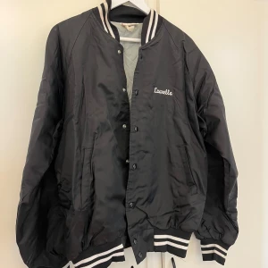 Jacka  - Säljer denna as coola jackan som är köpt vintage.  As ball och snygg men får tyvärr inte användning av den därav säljer jag den. 
