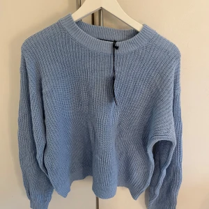 Stickad tröja - Säljer denna nya tröja🌸Om du är intresserad utav flera grejer i min profil så skriv till mig så kan jag göra en annons med det du önskar. Det blir billigare än bundle då köparavgiften inte blir lika hög. ❤️