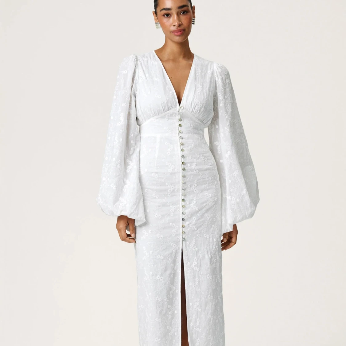 Vit långklänning med puffärmar och broderade detaljer