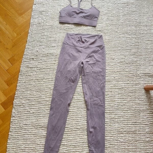 Träningsset från ICIW - Träningsset i typ lila/beige färg, jättefin nu till sommaren! Toppen är i storlek S och tightsen i storlek M. Använd typ 4 gånger så är som ny. 
