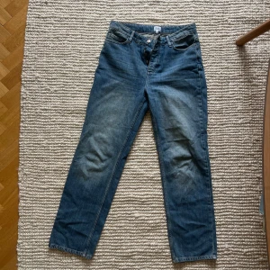 Jeans från Twist&Tango - Blåa jeans med snygg tvätt från Twist & Tango i storlek 28. 