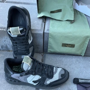 Valentino rockrunners - Säljer ett par Valentino Rockrunners som är storlek 43 men  passar storlek 42-44 beroende på hur hårt man snörar de. Skorna har används varsamt och de har äktahets bevis, de följer med påse box osv