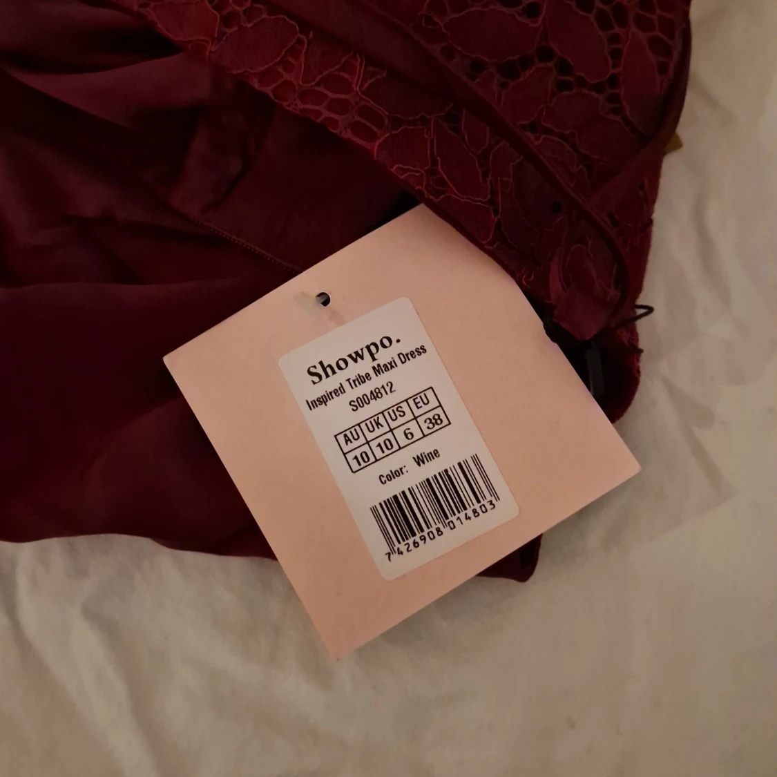 Vinröd lång spetsklänning från Showpo - 2