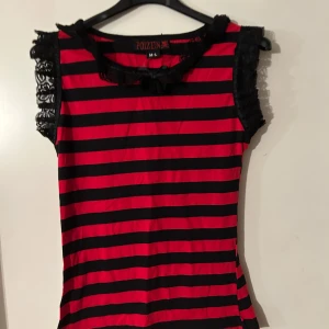 Topp med spets fr Poizen stl M/L - Topp med spets fr Poizen. Storlek S/M. Material i lite stretchig bomullstrikå.