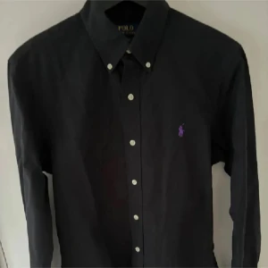 Ralph lauren skjorta  - Säljer nu min skjorta som jag knappt har använt eftersom jag växte ur den fort. Skicket är mycket bra inga hål defekter eller liknade. Perfekt till ett par linne byxor eller jeans nu på sommaren Nypris 1500kr. Mitt pris 499. Hör av er vid eventuella frågor mvh Måns😊