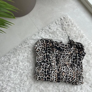 Leopardmönstrad blus från Zara Basic - Säljer en snygg leopardmönstrad blus från Zara Basic. Klänningen har två fickor framtill och långa ärmar. Perfekt för dig som vill sticka ut med ett djurmönster. Materialet känns mjukt, lätt mot huden och luftigt. 
