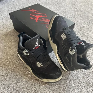 Jordan 4 Retro SE Black Canvas - Säljer ett par Jordan 4 i riktigt bra skick. Skorna har använts sparsamt, inte mer än ett år gamla! Condition 8,5/10. Storlek 42. Säljer då de fallit ur smaken min. Dm för mer info och ev frågor mm. Givetvis äkta🙌