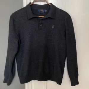 Polo merinoullströja  - Nu säljer vi också en snygg merinoullströja från polo i storlek XL barn storlek. Den är i bra skick, inga synliga defekter. Stilren och perfekt för svala sommarkvällar. Vårt pris: 499, är självfallet diskuterbart. Vid frågor är det bara att slå en pling 🛎️😇