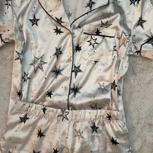 Victorias secret pyjamas - Fint Victoria secret pyjamas sett i storlek Xs💗