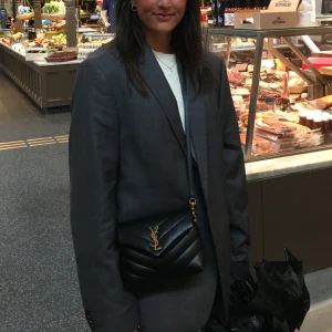 Grå kavaj  - Säljer min fina gråa oversized kavaj! I mycket bra skick💕