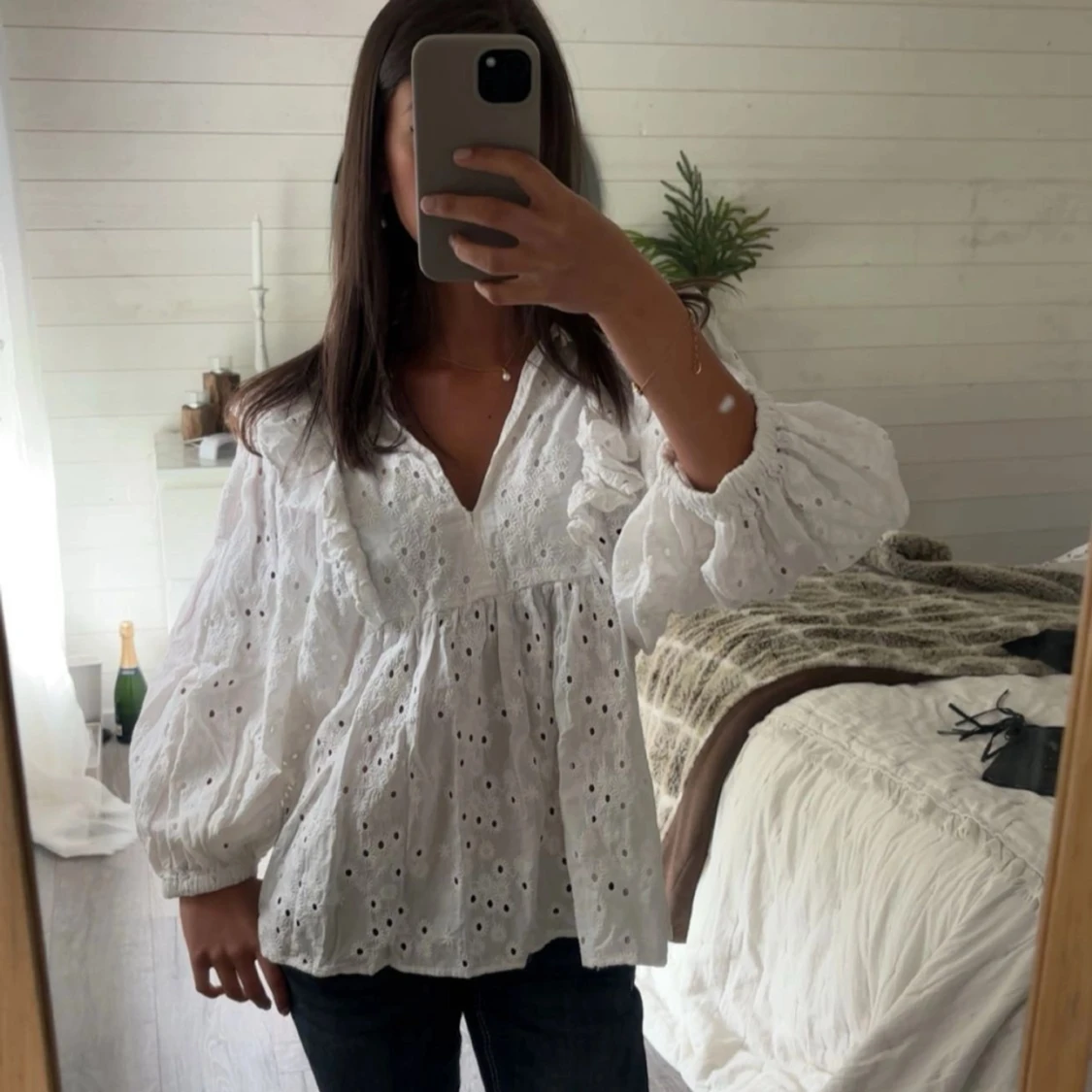 Vit blus med broderade detaljer