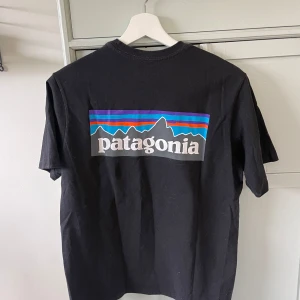 Svart t-shirt från Patagonia - Svart t-shirt från Patagonia UNISEX