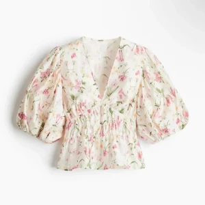 Blommig blus med puffärmar - Superfin blommig blus med v-ringning och puffiga korta ärmar. Blusen har smock i midjan och ett romantiskt mönster i rosa och grönt på vit botten. Perfekt för vår och sommar!