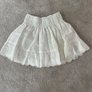 Ny vit volangkjol By Malina - Helt oanvänd volangkjol från By Malina med lappen kvar! Den har superfina broderi detaljer och är i storlek M. Nypris 1500, säljer för 1300kr, pris kan diskuteras. Bara att höra av dig vid frågor💗
