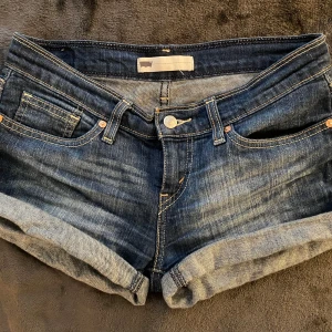 Levi shorts 💗 - Säljer ett par super fina shorts från Levis. 💞 tyvär är dem för stora så jag säljer dem. Shortsen har inga hål eller drag! 💗 ( midjebredd tvärs över~39cm, från knapp till mellan benen~20cm, lår bredd tvärs över~23cm )