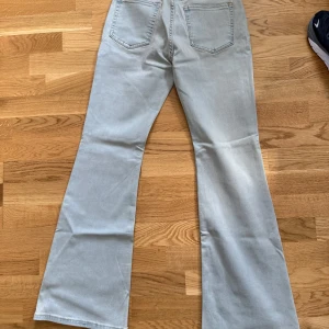 Ljusblå bootcut jeans - Säljer ett par helt nya ljusblå jeans med bootcut passform och klassiska fem fickor. Jeansen har hög midja och vida ben, perfekta för en avslappnad och trendig stil.