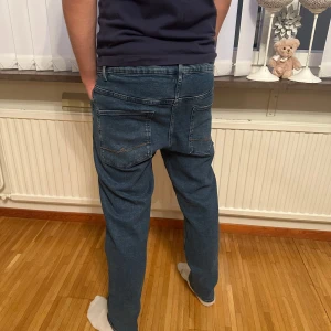 Blå jeansbyxor herr - Fina lite mer skinny byxor storlek 32