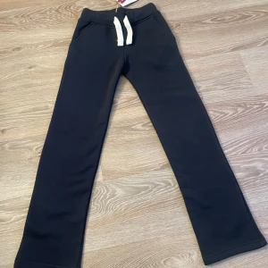 Mörkblå mjukisbyxor från Russemarch - Helt nya mörkblå mjukisbyxor från Russemarch med raka ben och vit dragsko i midjan. Byxorna har mjuk insida som man ser på sista bilden och resår i midjan för extra komfort. Perfekta för en avslappnad stil. Hör gärna av dig vid frågor och liknande! 💕