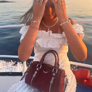 Röd Zadig väska - Säljer denna SÅ FINA unika Zadig väska, vinröd. Lite slitage på mockan som dock kan fixas. SÅ FIN OCH UNIK, går ej att köpa längre❤️🩷❤️älskar den!! De är sunny modellen