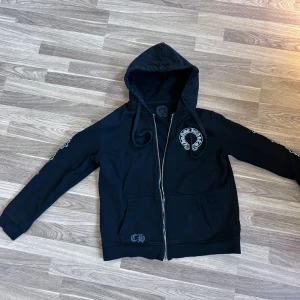 Chrome hearts zip up - Najs zip up av chrome hearts. Rep såklart men är fortfarande av helt okej kvalité.