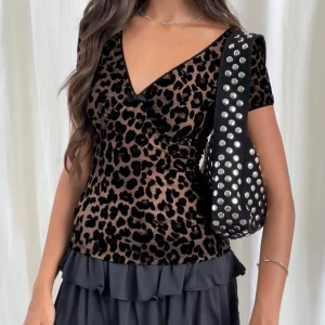 Leopardmönstrad topp - Jättefin topp från Motel Rocks som aldrig använts. Lapp finns kvar🤍