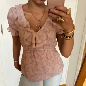 Ljusrosa volangblus 💕 - Supersöt ljusrosa blus från H&M med volangdetaljer! Köpt hät på plick men säljer då den ej kommit till användning ❤️
