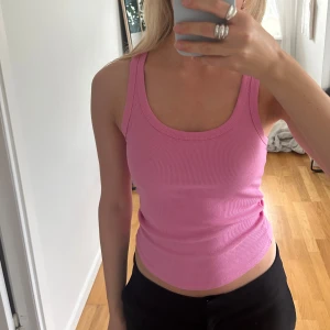 Rosa linne - Rosa ribbat linne från Zara, använt några få gånger 💕