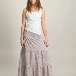 Långkjol med paisleymönster i pastell - Säljer en långkjol med Supersnyggt mönster i ljusa pastellfärger. Kjolen har flera volanger för extra rörelse. Perfekt nu till sommaren!🩷aldrig använd då den tyvärr inte passade mig❤️