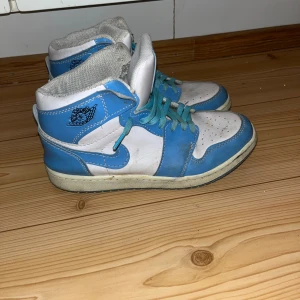 Air jordan kengät - Lasten air jordan tyyliset kengät. vaaleansini valkoiset. Huom! Nämä eivät ole aidot. Koko 38. Pohjalla uudet laadukkaammat pohjalliset. Hiukan kuluneet, mutta edelleen käyttökuntoiset. Pohjallisen pituus n 24cm. Kissatalous MMM, lisätietoja saa kysymällä Katsothan myös muut ilmoitukseni Mikäli hinta ei miellytä tarjoa rohkeasti