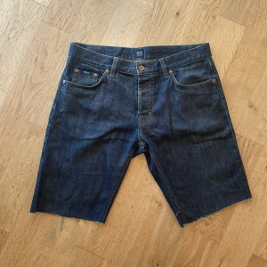 Hugo Boss Jeans Shorts - Sjukt snygga jeans som är klippta till shorts! Perfekt till sommaren när man vill ha nått lite mer ”stylish”. Waist 35 men sitter som 33/32. Hör av dig vid funderingar!