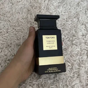 Tom Ford Tobacco Vanille Eau de Parfum 100 ml - Lyxig parfym från Tom Ford i doften Tobacco Vanille. Flaskan är svart med gulddetaljer och rymmer 100 ml. Kommer med originalkartong. Eau de Parfum med sprayfunktion.