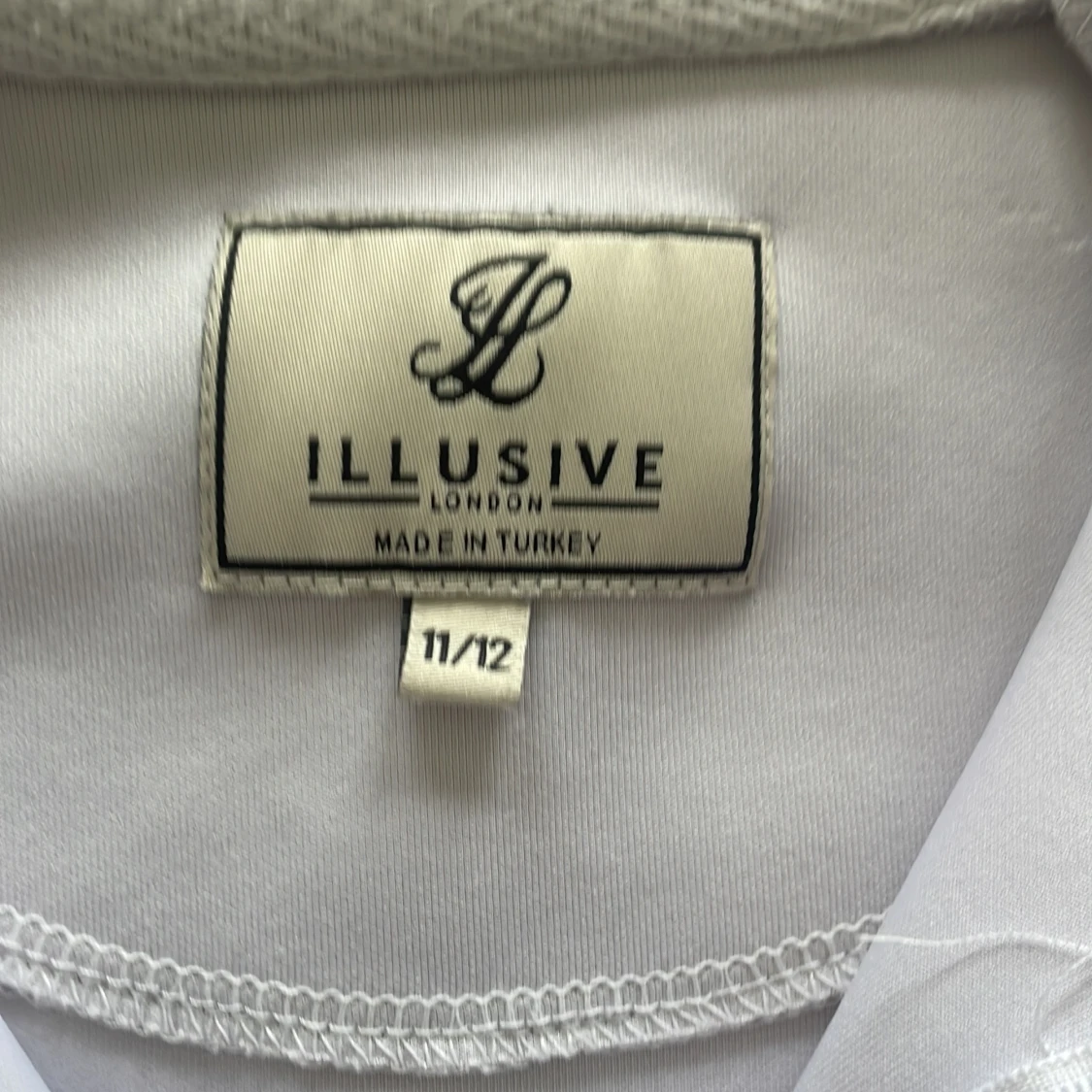 Svart, vit och rosa tröja från Illusive London - 1