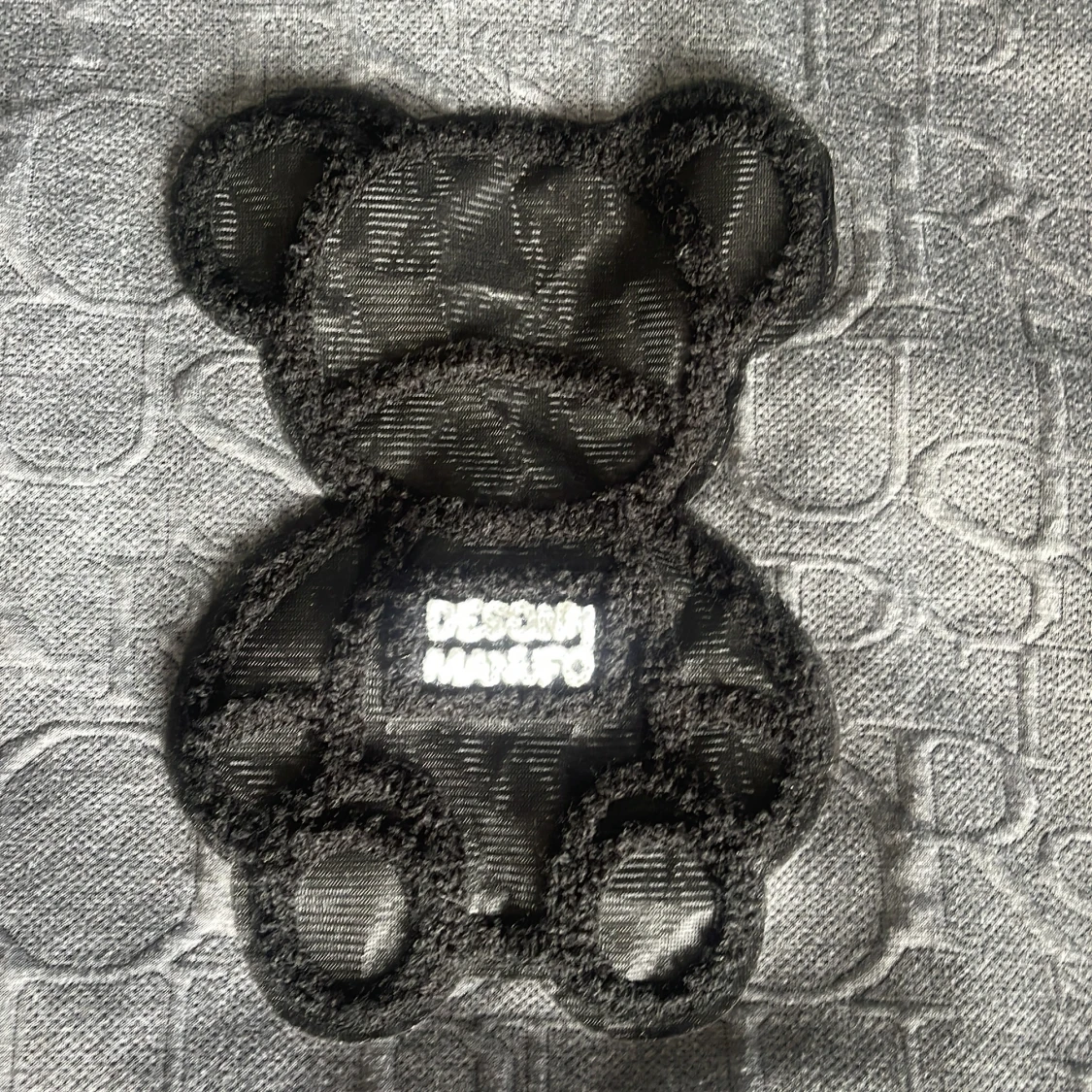 Grå t-shirt med svart nalleapplikation från Design Marufo - 3