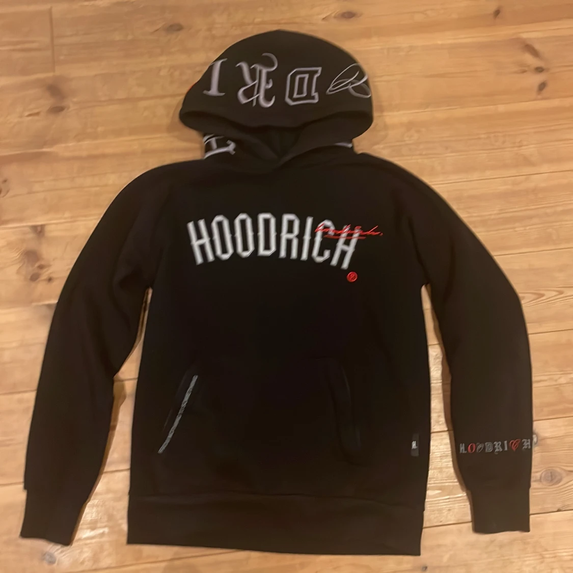 Svart hoodie från Hoodrich med tryck - 1