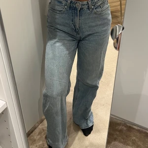 Ljusblå jeans från Vero Moda - Säljer ett par ljusblå jeans från Vero Moda. 🩵