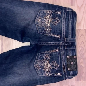 Miss me jeans❤️ - jättesnygga miss me jeans❤️säljer för att dom är lite för korta på mig🫶🏼 Storlek 26 och dom är 80 cm i innerben och 39 i midjemått🫶🏼jeansen är utsydda till bootcut❤️skriv privat för fler frågor!