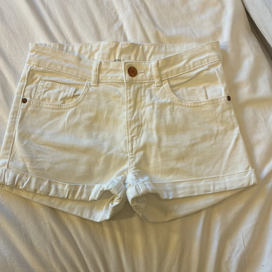 Vita jeansshorts från H&M