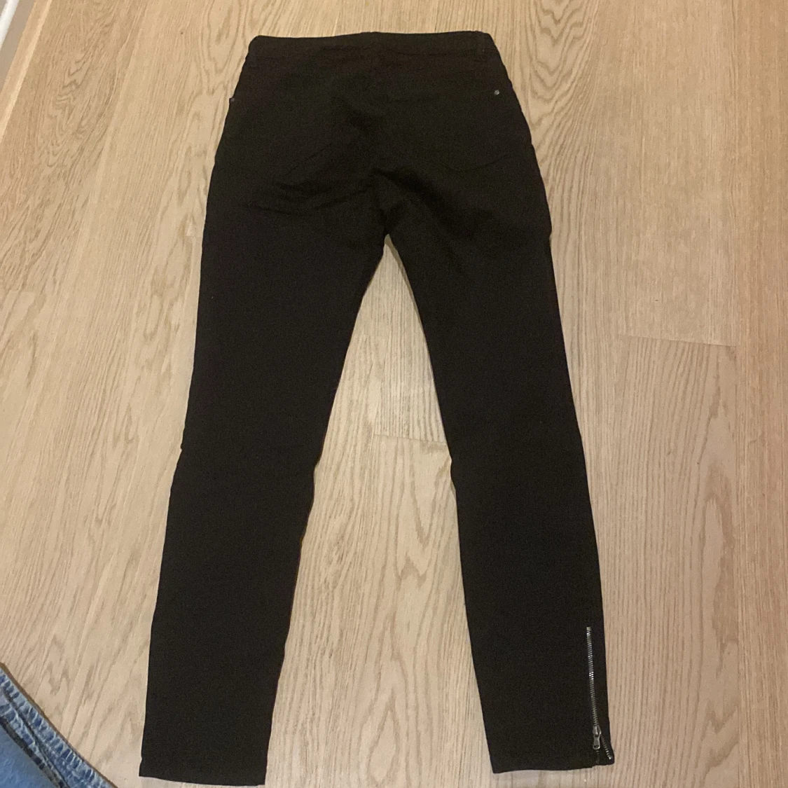 Svarta byxor med dragkedjedetaljer från Freequent - 1