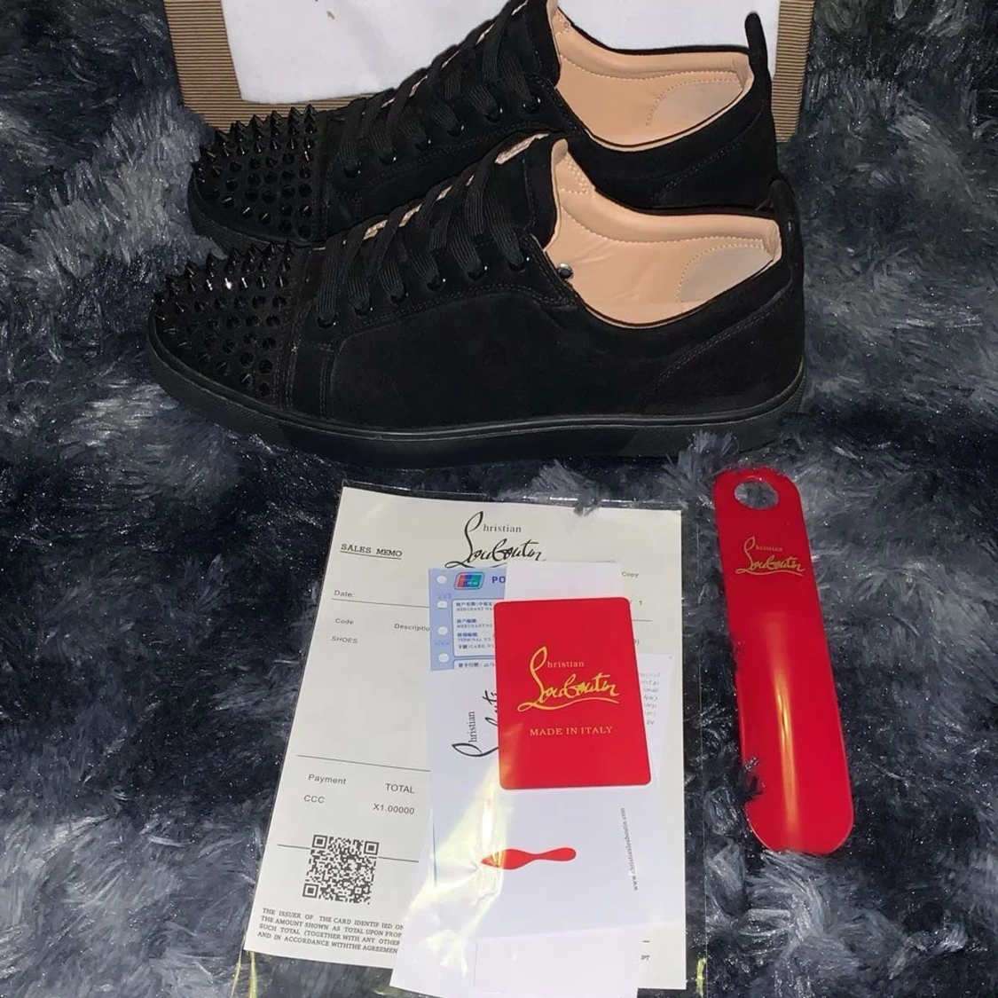 Svarta sneakers från Christian Louboutin med nitar