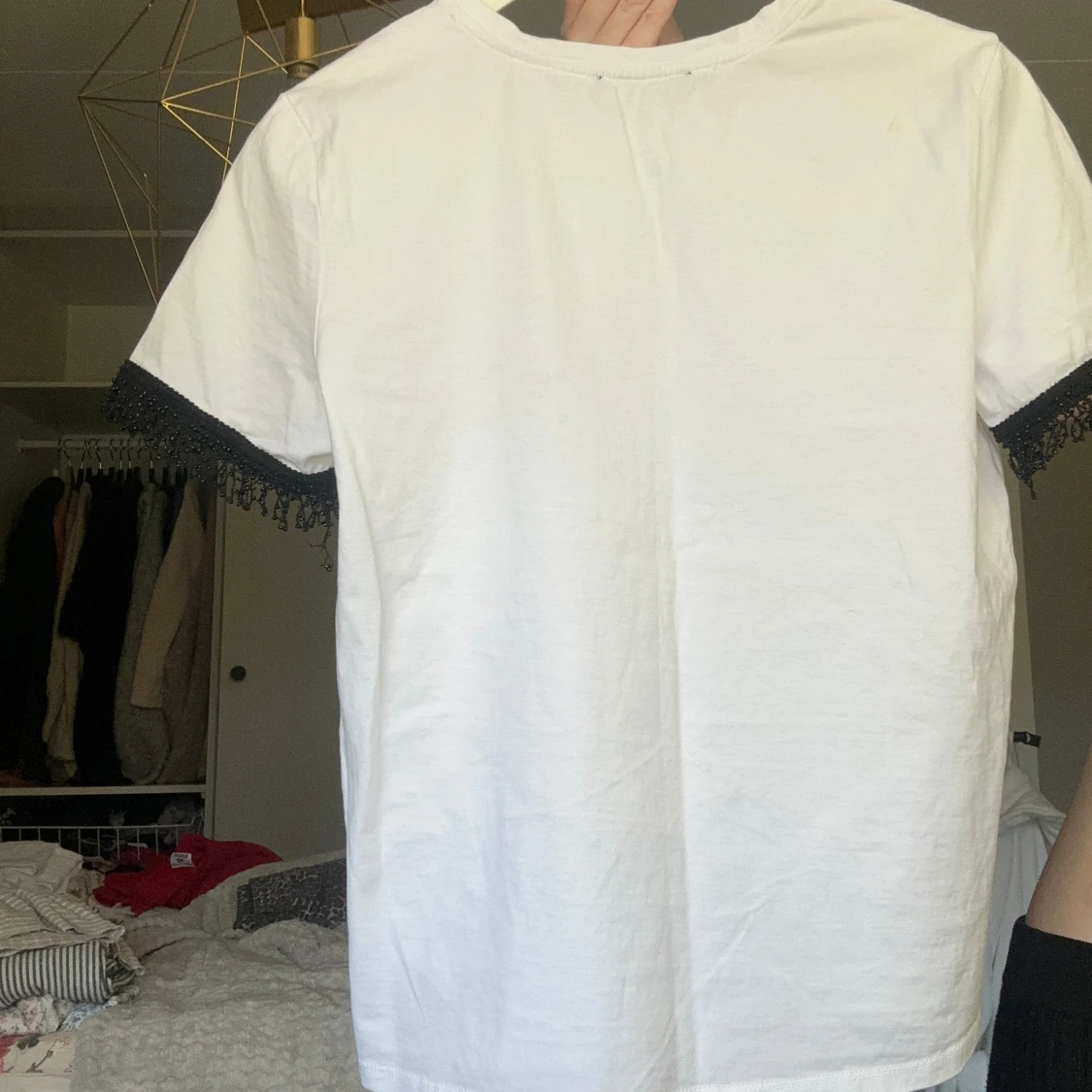 Vit t-shirt med spetsdetalj från Zara - 1
