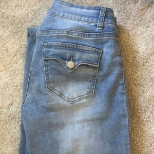 Ljusblå jeansbyxor från Madlady - Kom med prisförslag‼️Ljusblå bootcut jeans från Madlady strl 36 TALL💕🥰nyskick🙌