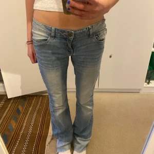 Ljusblå bootcut jeans - Ljusa jeans 