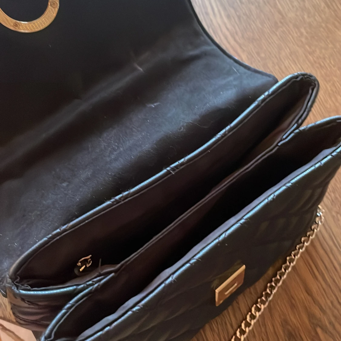 Svart quiltad axelväska från H&M - 2