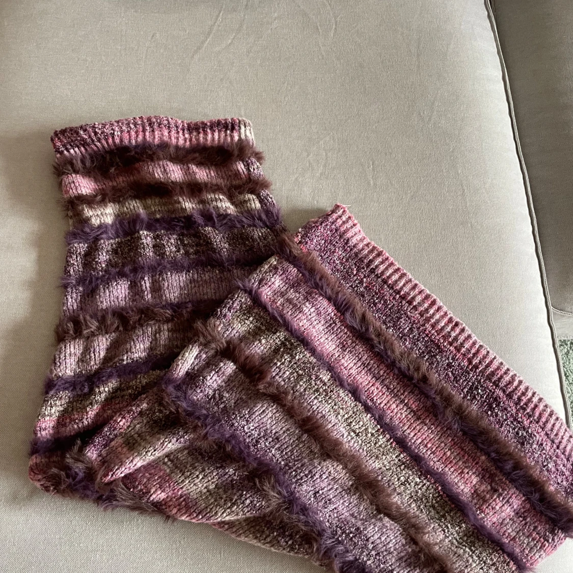 Långkjol i stickat material med lila och rosa ränder - 3