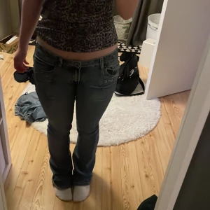 Lågmidjade jeans  - Ett par lågmidjade, bootcut jeans med fina detaljer på💗. Köpta från ”Ettmärke”, och i lappen på byxan står det ”onado”. Storlek 38 stod det att de var när jag köpte dem men tycker att de passar mer som 36/S. 