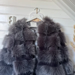 Grå päls jacka - Säljer en grå fejk päls jacka i storlek S! Denna jacka har aldrig kommit till användning och tycker det är onödigt att den bara hänger i min garderob när nån kanske är intresserad! Därför är den i bra skick och inga fel finns på den! 🤩